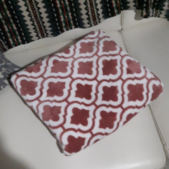 soft pink white home Styles throw blanket - Picture 2 of 4